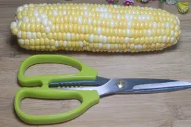 太神奇了，只需要一把剪刀，玉米粒完整脱落，一分钟剥好几根视频封面