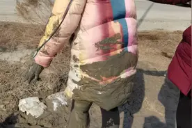 穿高跟鞋迈沟坎，一脚滑倒泥沟里，我的妈呀，我的羽绒服还要吗？视频封面
