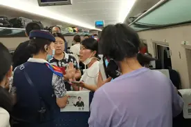 去郑州路上：前方暴雨！高铁无法前行！美女列车员也很无奈！视频封面