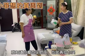 小菲买一大兜水果回家看孩子，还特意带了婆婆爱吃的，四眼吃醋了视频封面