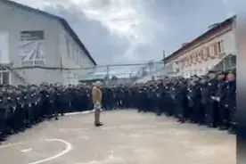 俄罗斯雇佣兵私人军事承包公司代表，面对成群的新兵进行演讲特训视频封面