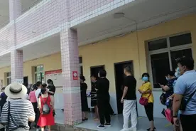 长沙文昌阁社区打第二针疫苗，人还这么多，一直排到街上来了。视频封面