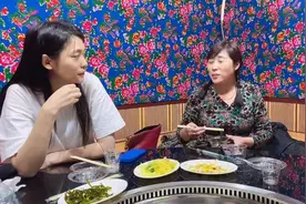 三姐妹陪老母亲吃饭，老母亲趁我们不注意，扎起麻花辫，还挺好看视频封面