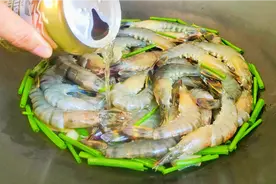 煮大虾时，直接加水是大错，教你正确的做法，虾肉鲜香入口即化视频封面