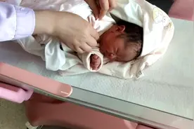 刚出生的宝宝打疫苗，一连两针小宝宝瞬间不乐意了！爸爸心疼极了视频封面