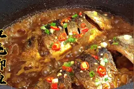 红烧鲫鱼的家常做法，肉质鲜美细嫩没有土腥味，至少多吃2碗米饭视频封面