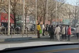 就在刚刚吉林市某医院门口拍摄到的一幕！视频封面
