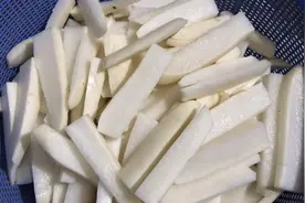 萝卜片切做酸，腌五天后可以吃了，放盐后用石头压