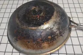 锅用久了，里外都是黑垢，分享正确全面的清洁方法，油垢轻松去除视频封面
