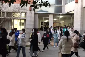 大学生英语六级考试结束同学们纷纷走出考场外，有的学生说太难了视频封面