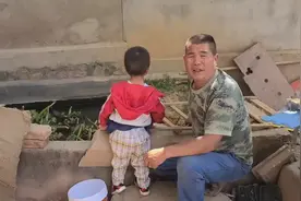 50元3只牛蛙扔在水池养一年放干水看是亏了还是赚了图片