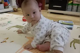 六个月宝宝一串一串的往前拱，像小猪拱地似的，太有意思了视频封面
