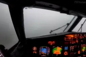 老司机驾驶飞机暴雨天从机场起飞穿过雷暴云层视频封面