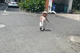 看看一岁半的娃走路时都干些什么视频封面