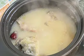 鲤鱼汤怎样炖最好喝又营养，教你正确做法，炖好的汤浓白如牛奶