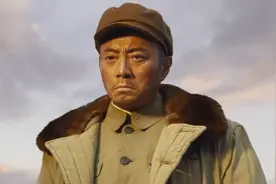 长津湖：伍万里抓一把黄土，这个细节太戳人了，你懂他的深意吗？视频封面
