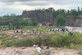 大表哥天坑抽水抓鱼的高峰期有几百个主播@大表哥Vlog视频封面