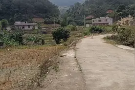 雄鹰展翅，近水楼台先得月，在当地远近闻名。自然环境。视频封面