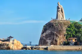 厦门鼓浪屿，郑成功巨型雕像不一般，台风见到它都要“绕路”视频封面