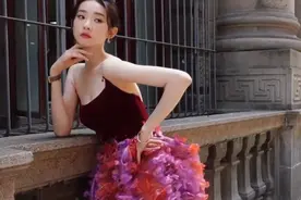 张艺凡红色抹胸花朵裙拍摄花絮视频封面