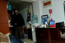 天气冷了外面不能出去只能在房间里锻炼老年人到冬天很不容易视频封面