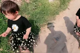 双胞胎姐妹穿裙子了，要去奶奶家去炫耀一下，两只萌娃太可爱了视频封面