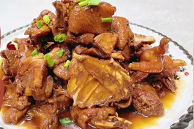 小公鸡还是老式家常笨炖的香，油脂全部㸆出，只香不腻，不干不柴视频封面