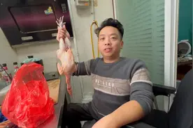 老三给副驾驶炖母鸡汤，简单几步4小时小火慢炖，那真是汤鲜肉烂