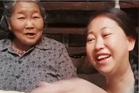 83岁奶奶爬三楼叫孙媳妇吃美食，她却还在睡觉，怪难为情视频封面