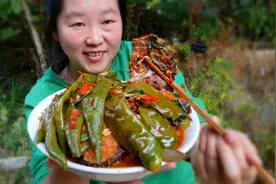 2斤的草鱼，先炸配着辣椒在炖，秀秀直呼爆辣下饭，鱼肉都是香的