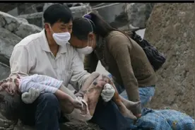 汶川大地震中母亲身体护住婴儿毫发无损，最后短信留言我爱你！视频封面