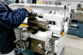 中专职校学生上实习课，进行车刀刀尖对中心练习。视频封面