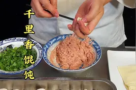 千里香馄饨好吃的关键核心就在于这个黑葱油上