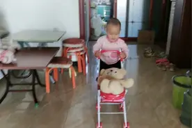 小宝晚上睡觉掉床底下把嘴巴给磕破了，心疼死妈妈了。视频封面