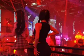 今天在古城酒吧偶遇两个跳舞很帅的女孩，真的不错。视频封面
