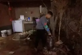 烧好开水了，把开水倒在盆子里面，我儿子端水给奶奶泡脚呢。视频封面