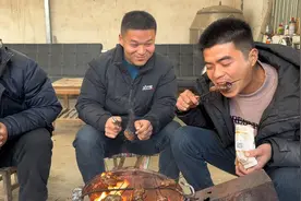 老家村里杀年猪，拿来4个猪蛋，直接上火烤，原滋原味的吃法！视频封面