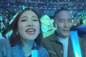 一对父女在杭州演唱会上激情自嗨！刀郎不愧为几代人的偶像～视频封面