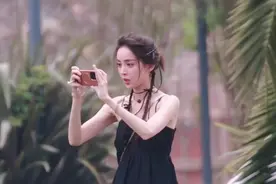 娜扎旅行任意门路透 黑色吊带长裙，扎着小辫子超级可爱!美美美视频封面