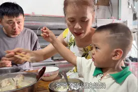 眼看奶奶被爷爷欺负，2岁话唠高情商缓解尴尬，这小家伙没白疼视频封面