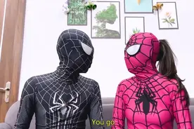 今天是蜘蛛侠生日，粉蛛侠和黑蛛侠，给了他一个大大的惊喜视频封面