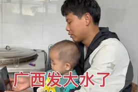 东北姑爷和丈母娘视频通话，关心发大水的情况，小萌萌端碗学吃饭视频封面