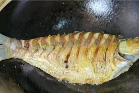 铁锅煎鱼想要不粘锅，不破皮，只需简单2步，做法简单，方法实用视频封面