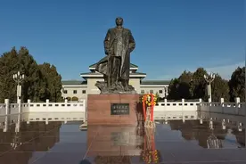 骑行呼和浩特市，今天来到工人村乌兰夫公园，参观乌兰夫纪念馆视频封面