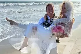 恭喜！61岁珍妮巴斯结婚，嫁小9岁丈夫，海滩浪漫婚礼，依然年轻视频封面