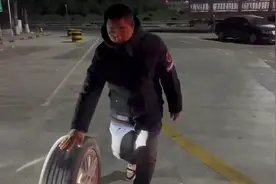 出远门，高速服务区补胎，一个100块，提醒大家出行前检查车况！