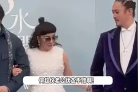 何超仪和老公挽手出席活动，陈子聪康复后发福不少结婚22年仍恩爱视频封面