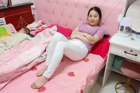 小夫妻俩生三个儿子，老公工作到大半夜回家，老婆给做了四喜丸子视频封面