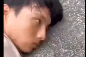 崩溃瞬间，短短几十秒生命戛然而止。男孩玩滑板车摔下护栏视频封面