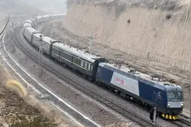 中国陇海铁路K1064和K31次列车通过冬天的大弯道